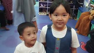 Download lagu PLAYING IN THE PLAYGROUND WITH YOUR BROTHER WHILE LEARNING COLORS | Nay and family mp3