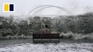 Download lagu The photographer who snapped the viral man-on-bench photo as Super Typhoon Ragasa hit Hong Kong mp3
