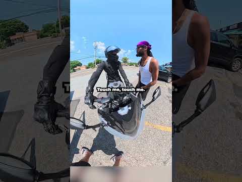 Biker confronts driver and it turns into road rage 😤 (via josue_rigoberto_91/ig)