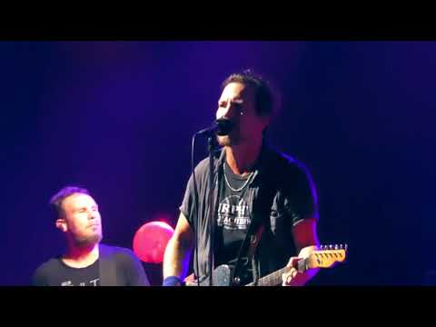 Pearl Jam - I Am Mine - Live @ Wrigley Field Chicago, IL 8.22.16 HD SBD