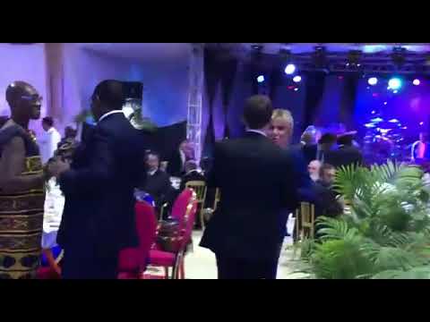 Brigitte et Macron dansent en amoureux lors de leur voyage au Sénégal