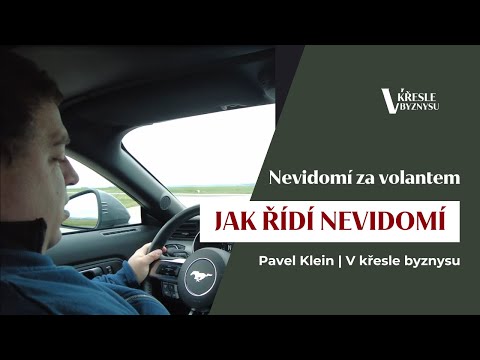 Jak řídí nevidomí | Petr Haluška za volantem mustangu | V křesle byznysu