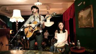 Standing Egg - Kiss @1950 Hotel