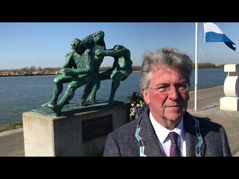 Krans gelegd bij maritiem monument