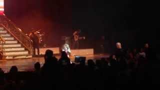 Video original: Gloria Trevi desgreña a una fan en concierto - Reno, NV