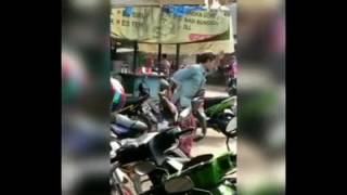 Download lagu VIDEO LUCU, ORANG GILA JOGET KOPLO BIKIN PERUT MULES mp3