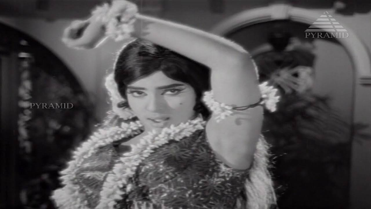 Pennoru Kannadi Paar Song Lyrics | Kaalam Vellum Tamil | L. R. Eswari