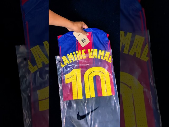 Vídeo relacionado con FCB FC Barcelona conjunto 1a Equipación 2025/26 Réplica Oficial (FR/ES, Edad, 6 años, Regular, Azulgrana)