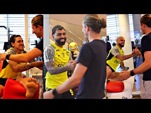 Filipe Luís meeting Flamengo players on his first day as coach of the professional