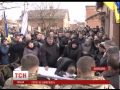 На Львівщині навколішках зустріл труну із загиблим у зоні АТО Тарасом Дорошем 