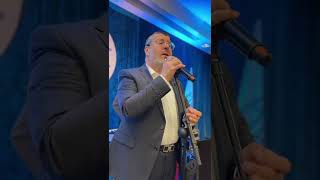 'שבתי בבית ה' – מתוך הועידה השנתית של 'לבקר בהיכלו' עם קובי גרינבוים הענק (אברהם דויטש) - התמונה מוצגת ישירות מתוך אתר האינטרנט יוטיוב. זכויות היוצרים בתמונה שייכות ליוצרה. קישור קרדיט למקור התוכן נמצא בתוך דף הסרטון