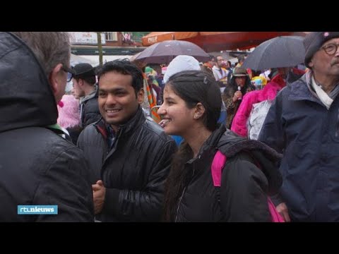 Toeristen over carnaval in de regen: 'Het is fucking crazy' - RTL NIEUWS