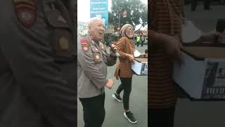 Download lagu Diana Sastra dan Polisi Ngamen Untuk Korban Gempa Cianjur mp3