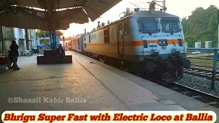 preview picture of video 'बलिया तक इलेक्ट्रिक इंजन से आई भृगु एक्सप्रेस! 22428 Bhirgu SF with Electric Engine arriving Ballia'