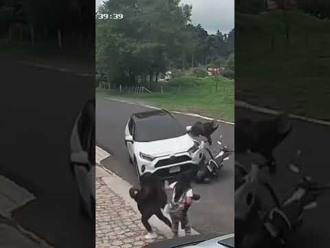 Motociclista fue embestida por un automóvil