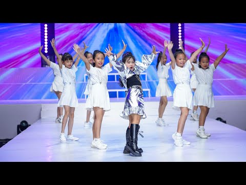 Thể hiện bởi Diệu Anh