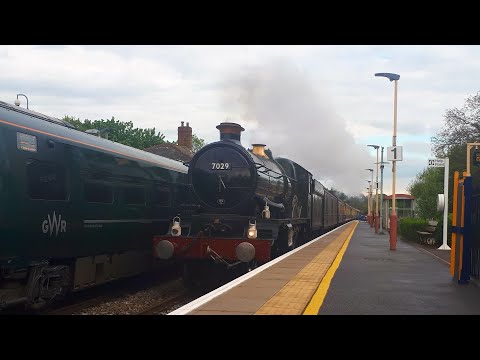 GWR 7029 Clun Castle speeds through Charlbury hauling the Return Cotswold Explorer 18/5/19