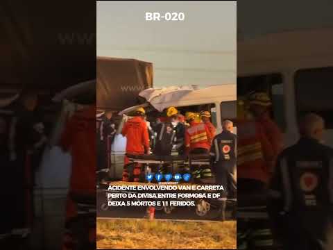 Acidente entre caminhão e van na BR-020 em Formosa (GO)