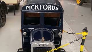 OLD SCAMMELL LORRY. PICKFORDS REMOVALS  IS IT BIG ENOUGH THOUGH