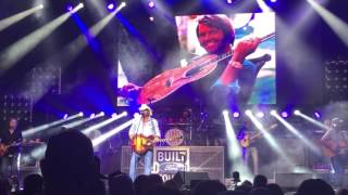 Toby Keith Pays Tribute to Glen Campbell with Wichita Lineman