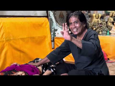 Jero Made Mario membimbing Corinne Belliard dalam Penyembuhan Pasien pada Lingga Windhu Murti