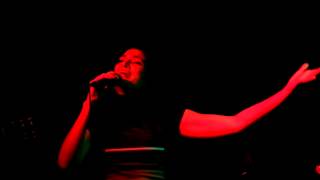 Elena Gadel cantando "luz encendida" en la sala Drinks&Pool de Zaragoza