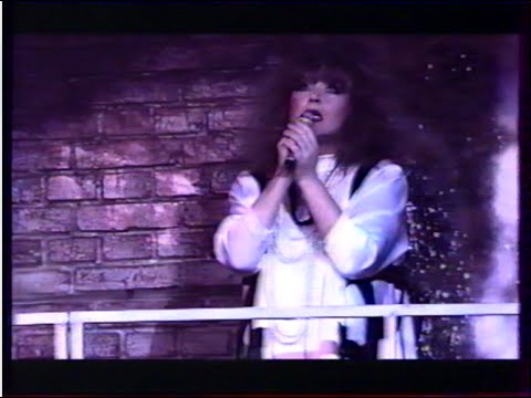 Пугачева 1992. Мимоходом песня пугачевой автор. Рождественские встречи аллы пугачевой 1993. Мимоходом пугачева. Мимоходом песня пугачевой автор.