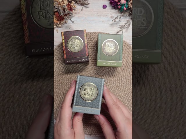 Vídeo relacionado con Elbenwald Set de Escritura El Señor de los Anillos con Diseño del Anillo Único - con Marcadores, Mini Cuaderno, Lápices, Sacapuntas, Cinta Adhesiva, Clips - Set 20 x 16,5 x 3 cm - Verde