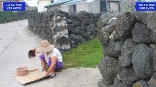 preview picture of video '제주여행 -전통초가집과 돌하르방-Jeju island travel(Dolharbang)'