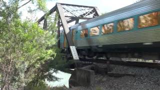 preview picture of video 'XPT Southbound at Bonville Creek'