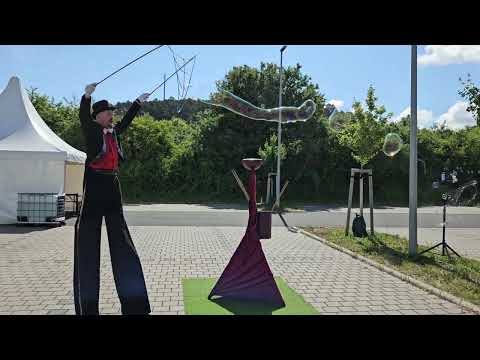 Perujo mit dem Walk-Act auf Stelzen als "Riese mit Riesenseifenblasen" im Einsatz