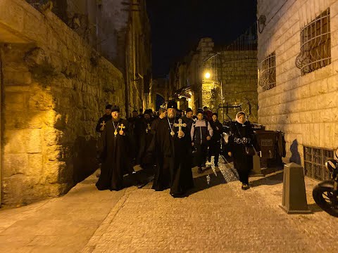 Pelerini pe Drumul Crucii în Cetatea Ierusalimului