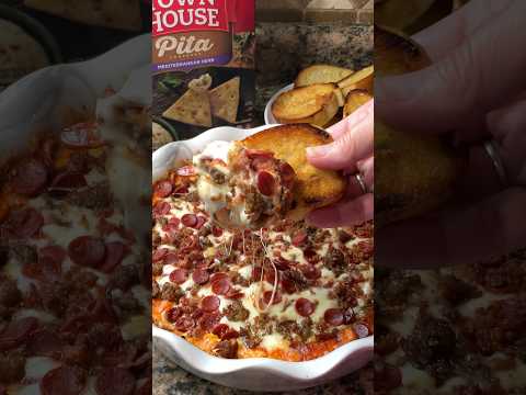 This Pizza Dip is always a crowd pleaser! #pizzadip #pizza #dip #partyfood #cookout #summer #recipe