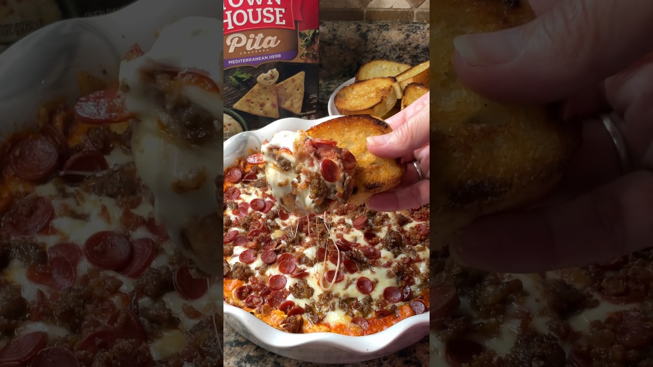 This Pizza Dip is always a crowd pleaser! #pizzadip #pizza #dip #partyfood #cookout #summer #recipe