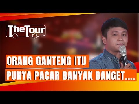 Stand Up Comedy Dimzy: Ada Perempuan Ngajak Foto, Berhijab Tapi Celananya Robek? - THE TOUR