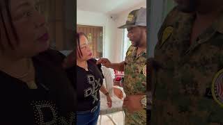 Esta pareja tenía problemas y llamaron al 911 para resolverlo. Llegò El Comando y mira lo que hizo 