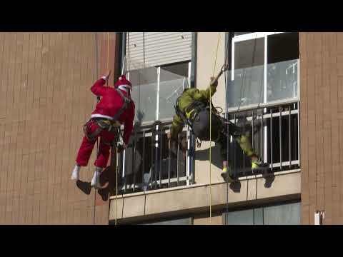 Bari, i supereroi acrobatici arrivano all'ospedale pediatrico per donare regali e sorrisi