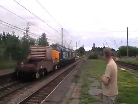 DRS 37611 and 37610 thrashing south at Leyland on 6K73 12th July 2010