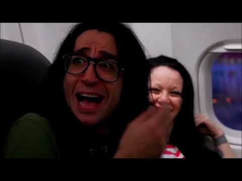 Alaska y Mario - Viajando en avión