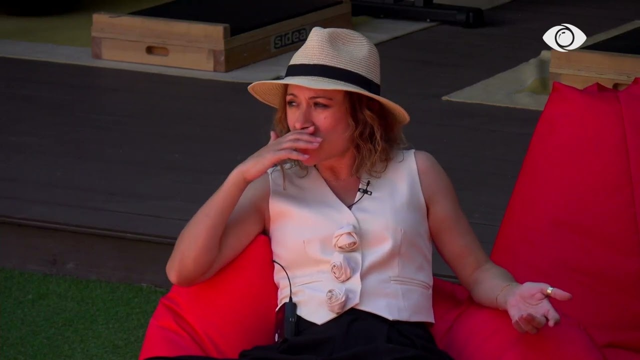 “Duke qeshur duke ngjeshur”/ Egla për Heidin: Përpiqet të ta fusë