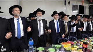 פעילי דרשו בשמחת בית השואבה עם השיר החדש של הסיום העולמי בסוכת נשיא דרשו בירושלים | Dirshu Employees