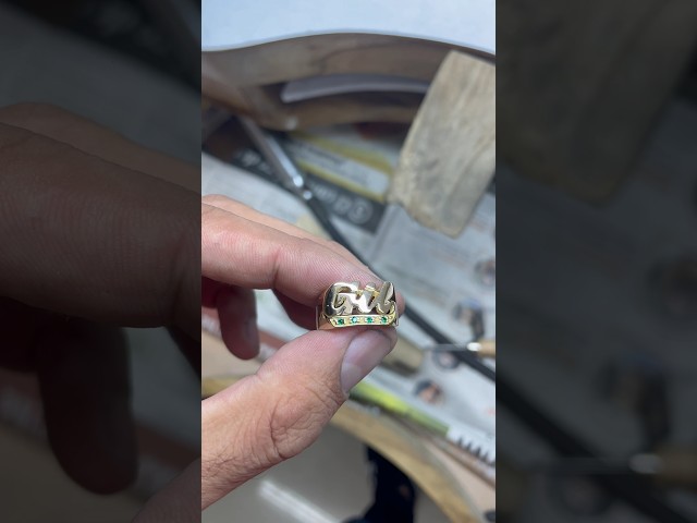 Vídeo relacionado con COPAUL 18 K Chapado en Oro el Señor de los Anillos Pure carburo de tungsteno con Biblia Engaved Anillo de Pareja