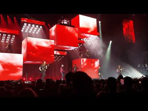 Shania Twain..Intro "Blue Storm" + Man I Feel Like a Women!..London 02 Arena..2.10.2018