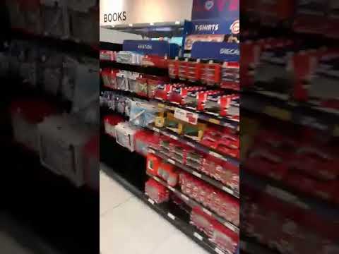 Loja WHSmith do aeroporto de Heathrow com aviões