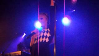 Florrie - &quot;Every Inch&quot; and &quot;Experimenting With Rugs&quot; (Live at La Maroquinerie)