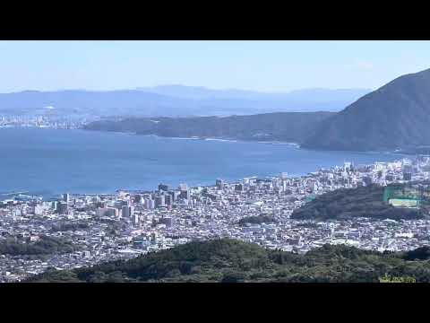 Cheguei ao mirante Jumonjihara, de onde é possível ter uma vista panorâmica da baía de Beppu e da cidade. Sob céu limpo, podíamos avistar o Canal Bungo e o Cabo Sada, Shikoku, até ao Cabo Sada, onde o mar azul estava calmo e sem uma única onda, e foi fácil perceber porque é que tanto Ryoma como eu estávamos a pensar no fim deste mar!