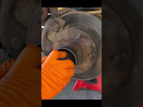 Taking Apart 79 Bronco Front Brakes & Hub #diy