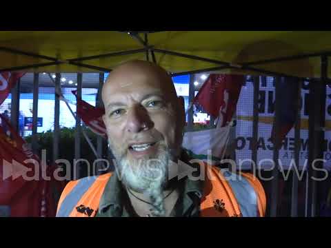 Gkn, concerto di solidarietà davanti alla fabbrica: "Non molleremo mai"