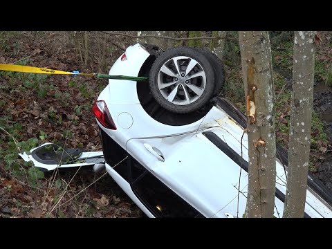 Virneburg: Auto stürzt Abhang auf B258 hinunter