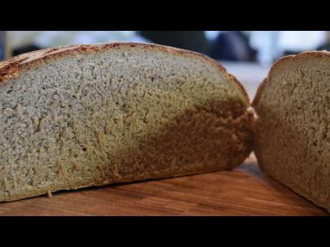 Frisches Roggenbrot in der Bread & Cake - die patentierte Backplatte - DENK Keramik